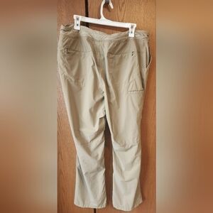 Duluth Trading Co. Armuchillo pants women 16Wx31 convertible to capri khaki